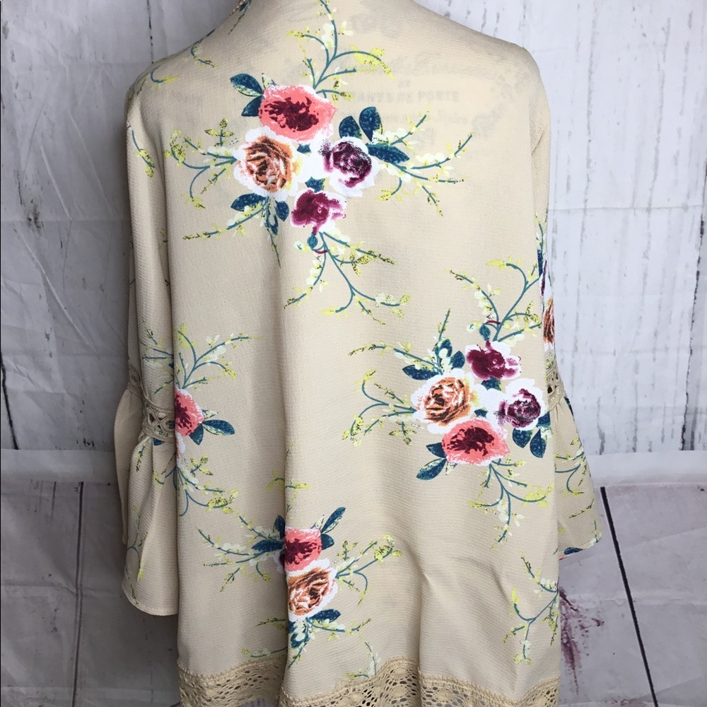 Women’s 🌸SOLD🌸 Flower Coverup - Picture 3 of 7